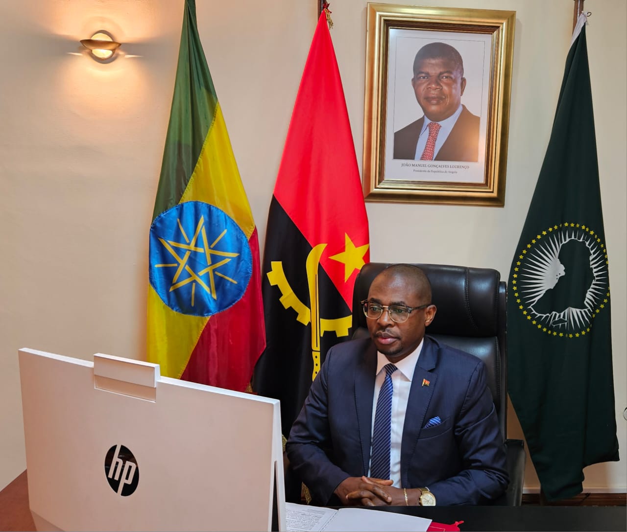  Embaixador Bembe exalta papel da Bienal de Luanda